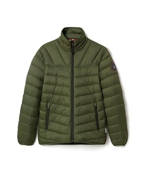 Chaqueta de invierno para hombre de la marca Napapijri. La chaqueta está hecha de poliéster de alta calidad y tiene un corte regular. La chaqueta cuenta con una cremallera arriba y abajo, fácil para el ciclismo, ciclomotores o scooters.  Marca: NapapijriNombre del modelo: Jacket Aerons S 3Categoría: chaqueta de hombreMateriales: poliésterColor: verde caqui