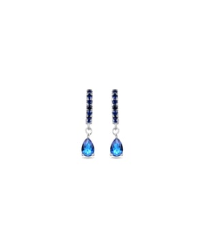 Intheon-Ohrringe aus 925er Sterlingsilber und rhodiniertem Saphir-Zirkonia. Trendy repräsentiert die wichtigsten Trends der Modewelt. Unsere spontanste Linie mit ausgeprägtem Boho-Charakter und modernem Geist, die sich auf farbenfrohen Schmuck konzentriert, einschließlich der Verwendung von Natursteinen und Designs in Form von Amuletten und Talismanen.