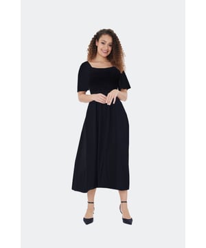Mantén un estilo clásico y discreto con este vestido negro midi. Las mangas tipo cascada y el top de estilo smock son favorecedores para todas las formas de cuerpo.

Cuerpo fruncido con mangas tipo cascada y falda recta hasta la pantorrilla.

100% Viscosa

Lavado a máquina a 30°