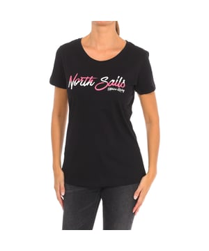 North Sails Kurzarm-T-Shirt.
 Rundhalsausschnitt mit geripptem Abschluss.
 Markenprint auf der Vorderseite.
 Nähte im Farbton gehalten.
 Zusammensetzung: 100% Baumwolle
 Pflege:
Bei maximaler Temperatur von 30º waschen.
 Bei mittlerer Temperatur bügeln.
 Keinen Trockner verwenden.
 Kein Bleichmittel verwenden.
 Nicht chemisch reinigen.