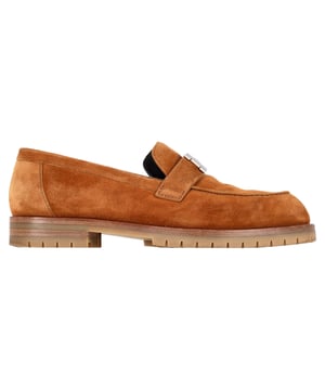 VINTAGE, UVP WIE NEU  
Tauchen Sie ein in Luxus mit den Hermès Logo Plague Faubourg Slippern aus braunem Ziegennappa. Diese exquisiten Slipper vereinen zeitlose Eleganz mit moderner Handwerkskunst und bieten eine raffinierte Ergänzung für jede Schuhkollektion. Hergestellt aus hochwertigem braunem Ziegennappa, bieten sie eine weiche, reiche Textur, die sich luxuriös auf der Haut anfühlt, während der erdige Farbton sowohl lässigen als auch formellen Outfits eine vielseitige, verfeinerte Note verleiht.  

Hermès Logo Plague Faubourg Slipper aus braunem Ziegennappa  

Zustand: Sehr gut  
Gebrauchsspuren: Geringe Gebrauchsspuren  
Verpackung: Box, Staubbeutel  
Farbe: Braun  
Material: Wildleder | Ziegennappa  
Größe: EU | 39/UK5.5/US8.5  
Maße:  
SKU: NAPPUGBSH444142W
