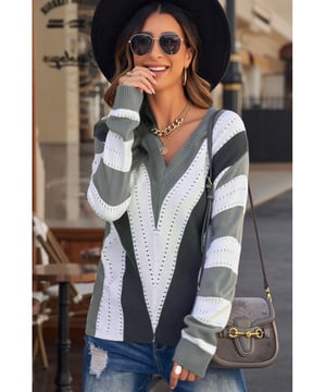 Gestreifter Farbblock V-Ausschnitt Strickpullover
  Schmeichelhafter V-Ausschnitt
  Hergestellt aus hochwertigem Strickmaterial
  Modernes gestreiftes Farbblockdesign
  Vielseitig und mühelos schick
  Perfekt für legere und festliche Anlässe
  Mit Liebe zum Detail und Qualität gefertigt
  Bequeme Passform und langlebige Haltbarkeit
  Zeitlose Eleganz und Raffinesse
Material: 100% Acryl