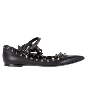 Empfohlener Verkaufspreis
Entdecken Sie zeitlose Eleganz mit den Valentino Garavani Rockstud Ballerinas mit Käfigriemen aus glattem schwarzem Leder. Diese ikonischen Ballerinas bestechen durch ihr einzigartiges Gitterdesign mit den charakteristischen Rockstuds und verleihen Ihrem Outfit einen Hauch von kantiger Eleganz. Gefertigt aus hochwertigem Leder bieten sie Komfort und Stil und sind somit perfekt für den ganzen Tag. Kombinieren Sie sie mit einer maßgeschneiderten Hose oder einem fließenden Kleid für einen schicken Look, der mühelos vom Tag in den Abend übergeht. Werten Sie Ihre Schuhsammlung mit diesen Must-have-Ballerinas auf.

Valentino Garavani Rockstud Ballerinas mit Käfigriemen aus schwarzem Leder

Zustand: Sehr gut
Gebrauchsspuren: Leichte Gebrauchsspuren, wenig getragen, aber sehr gut erhalten. Leichte Gebrauchsspuren an Sohlen und Knicken, leichte Abnutzungsspuren an Sohlen und Absatz.
Verpackung: Staubbeutel
Farbe: Schwarz
Material: Leder | Leder
Größe: EU 37,5/IT 37,5/UK 4,5/FR 37,5/US 7
Maße: Innensohlenlänge: 280
Artikelnummer: NAPPUGBSH400812W