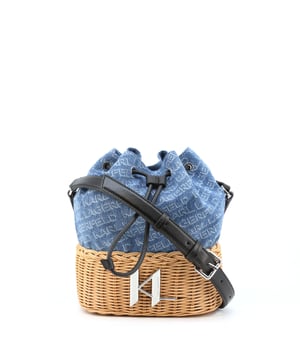 Kollektion: Fruhjahr/Sommer.
  Geschlecht: Frau.
  Typ: Cross-Body.
  Material: Synthetik Leder Stoff.
  Hauptverschluss: Kordelzug.
  Schultergurt: Verstellbarer Schultergurt.
  Innen: Gefuttert 1 Fach.
  Innentaschen: 1.
  Breite cm: 20.
  Hohe cm: 22.
  Tie.