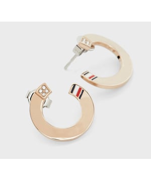 Diese Tommy Hilfiger Steckerohrringe in Roségold bestehen aus hochwertigem, allergiefreiem Edelstahl. Die Tommy Hilfiger Damen Steckerohrringe - Roségold 2780467 werden in einer schönen Geschenkbox geliefert und haben eine zwei Jahre Garantie – das perfekte Geschenk, um sich selbst oder einen geliebten Menschen zu verwöhnen.