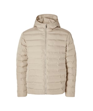 Selected Barry Quilted Hooded Jacket voor heren. De Barry Quilted Hooded Jacket is gemaakt van polyester, en heeft een mooie aansluitende pasvorm.  Merk: SelectedModelnaam: Barry Quilted Hooded JacketCategorie: heren jasMaterialen: polyesterKleur: pure cashmere beige