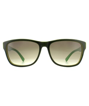 Las gafas de sol Lacoste L683S 315 Black Green Grey tienen una forma clásica rectangular casi estilo wayfarer con los colores de camuflaje de Lacoste y, por supuesto, el logotipo del cocodrilo en la patilla.