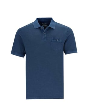 Entdecken Sie das Hajo Poloshirt für Herren - ein Meisterwerk aus Komfort und Stil. Der klassische Polokragen und die dezente Knopfleiste verleihen diesem Shirt eine zeitlose Eleganz. Mit einem kleinen Logostick auf der Brust und einer praktischen Brusttasche setzt es subtile Akzente, die jedes Outfit aufwerten.  Dieses Kurzarm-Poloshirt ist in einem Regular Fit geschnitten, der eine ideale Passform bietet, ohne die Bewegungsfreiheit einzuschränken. Hergestellt aus hochwertigen Materialien, garantiert es nicht nur Langlebigkeit, sondern auch ein angenehm weiches Tragegefühl auf der Haut.  Ob im Büro, beim Golfen oder in der Freizeit - dieses Poloshirt ist vielseitig kombinierbar und passt zu jeder Gelegenheit. Dank seines hohen Tragekomforts wird es schnell zum Favoriten in Ihrer Garderobe. Tragen Sie es zu Jeans für einen entspannten Look oder zu Chinos für einen eleganteren Stil.  Die Liebe zum Detail und die exzellente Verarbeitung machen dieses Poloshirt zu einem unverzichtbaren Begleiter für modebewusste Männer. Gönnen Sie sich den Luxus von Hajo und erleben Sie, wie ein Poloshirt Ihr Erscheinungsbild verwandeln kann. Dieses Shirt steht für Qualität und Stil, die Sie jeden Tag aufs Neue genießen können.