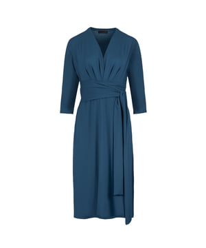 Donkere Petrol jurk van stretch jersey, viscose-elastaan. ¾ mouwen met een diepe V-hals met plooien links en rechts. Naaddetail onder de buste met plooien onderaan. Ceintuur in dezelfde stof aan de zijkanten. Empire lijn met een A-lijn silhouet. Knielengte. Afmetingen voor maat 36 (in cm): Schouder -35; Borst-38; Taille-38; Onderkant-68;Lichaamslengte-106. 92% viscose-8% elastan