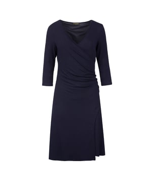 Vestido azul marino de falso cruce en tejido sostenible de jersey elástico: viscosa-elastano. Mangas 3/4. Doble capa de tela en la parte delantera. Ribete negro en el escote. Ligeramente fruncido a la izquierda en la cintura. Forro de tejido elástico en la parte posterior. Longitud para la talla 38: 101 cm.