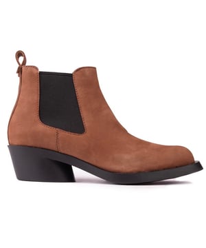 Una elegante bota Chelsea con tacón de inspiración occidental. El botín Bonnie de Camper es imprescindible a la hora de actualizar tu guardarropa de nueva temporada. La parte superior de nobuk tiene lados elásticos para poner y quitar fácilmente. la plantilla y el forro de ortholite® reciclado garantizan una forma más sostenible y la altura del talón medio los convierte en una opción cómoda y a la moda cuando estás fuera todo el día.