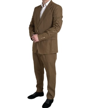 Marca: Dolce & Gabbana  
Modelo: TAORMINA  
Color: Marrón  
Estilo: Traje de dos piezas con un solo botón; incluye blazer y pantalones  
Cierre: Cierre de dos botones  
Ajuste: Corte Slim  
Ventilación trasera: Una abertura en la parte posterior  
Cierre de los pantalones: Cierre con cordón  
Material: 70% algodón 30% seda  
Forro: 100% seda  
Bolsillos: Dos bolsillos interiores  
Hecho en: Italia  
Material: 70% algodón 30% seda