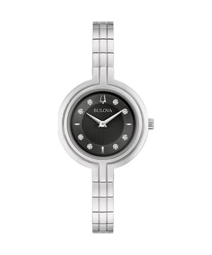 Dit Bulova Dames horloge beschikt over een Quartz binnenwerk. De kast (30 mm mm) is vervaardigd uit RVS (Zilverkleurig) en heeft een Mineraalglas. De band is Zilverkleurig RVS. Dit horloge uit de Bulova Rhapsody reeks is een mooi en tijdloos geschenk. Verras jezelf of iemand anders met dit cadeau. Bovendien geniet u hierbij van 2 jaar garantie tegen alle fabricagefouten.