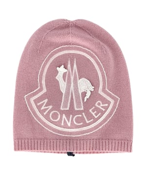 VINTAGE, RRP AS NEW
The Moncler Knitted Logo Beanie in pink cashmere is a luxurious and stylish accessory that combines warmth with high-end fashion. Crafted from ultra-soft cashmere, this beanie offers superior comfort and insulation, making it perfect for chilly weather. The vibrant pink color adds a playful, feminine touch, while the embroidered Moncler logo on the front brings a subtle yet distinctive mark of luxury.

Moncler Knitted Logo Beanie in Pink Cashmere

Condition: Excellent
Signs of wear:  No sign of wear.
Packaging: None
Color: Pink
Material: Wool/hair | cashmere
Size: One Size | One Size
Measurements: Height: 270; Length: 250
SKU: NAPPUGBAC446977W