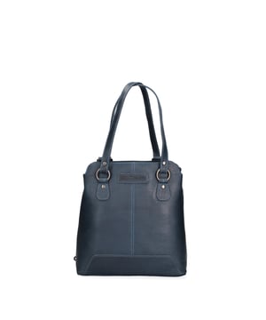 Bolso bandolera convertible en mochila de hombre. El cierre es con cremallera. Los bolsillos internos son dos con cremallera y uno abierto. Los bolsillos externos son uno en la espalda con cremallera. Falta la correa para el hombro. El asa es regulable en piel. Hay dos compartimentos internos. El material exterior es auténtica piel de vacuno. Internamente está forrado en poliéster. Medidas: 19x27x11 cm. Producto de moda