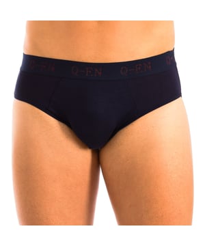 Q-EN herenslip.
 Elastische rubberen tailleband, met geborduurde merknaam.
 Comfortabele en ademende stof.
 Anatomische voorkant, met de mogelijkheid om vast te houden zonder te knellen.
 Naden in toon zichtbaar.
 Samenstelling: 95% Bamboe, 5% Elastaan
 Onderhoud:
Wassen op max. temperatuur 30º.
 - Geen bleekmiddel gebruiken.
 - Niet in de droger.
 - Niet strijken.
 - Niet chemisch reinigen.