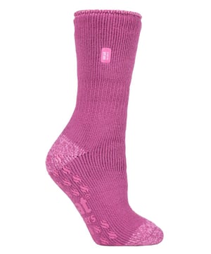 Mantenga los pies calientes, protegidos y apoyados en casa con un par de calcetines zapatilla Heat Holders. Tienen la sensación de calor extra normal de los calcetines térmicos Heat Holders originales, pero también cuentan con agarres antideslizantes especiales en sus suelas, que evitarán resbalones en suelos de madera o laminados para mantenerte seguro en tu casa. Con un enorme índice de 2,34 tog, son los calcetines térmicos más cálidos para ti: ¡7 veces más cálidos que un calcetín de algodón normal (0,33 tog)! Estos calcetines calentitos y gruesos están fabricados con un hilo extra grueso específicamente desarrollado con cualidades térmicas extremas y capacidad de absorción de la humedad. Su pelo térmico de bucles largos, creado con una innovadora tecnología de tricotado, produce un exclusivo pelo acolchado de bucles extra largos que retiene más aire caliente, lo que aumenta aún más el índice de tog térmico. También tienen un interior cepillado supersuave que maximiza la cantidad de aire caliente retenido en la piel para proporcionar calor y comodidad durante todo el día. Estos calcetines están fabricados con un 91% de acrílico, un 5% de nailon, un 3% de poliéster y un 1% de elastano, están disponibles en las tallas de 4 a 8 del Reino Unido y en tres estilos de talón y puntera: negro, rosa y morado. Se pueden lavar a máquina.