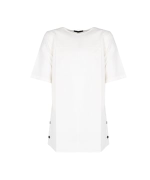 Dieser lockere Schnitt sorgt dafür, dass unsere Kleidung ideal für jede Gelegenheit ist, bietet Bewegungsfreiheit und Tragekomfort den ganzen Tag über.

Der runde Ausschnitt verleiht klassischen Charme und Eleganz, perfekt kombinierbar mit verschiedenen Accessoires wie Halsketten oder Schals.

Der längere Schnitt fügt nicht nur Stil hinzu, sondern bietet auch zusätzliche Wärme und Bequemlichkeit, ideal für kühlere Tage.

An den Seiten zieren dekorative Knöpfe ein subtiles, jedoch eindrucksvolles Detail, das jedem Outfit Charakter und Einzigartigkeit verleiht.

Aus hochwertigem Stoff mit einem Anteil an Leinen gefertigt, garantiert unser Produkt Langlebigkeit, Luftdurchlässigkeit und natürlichen Komfort, ideal für jede Jahreszeit.