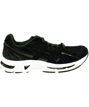 Diseñadas para el corredor moderno que exige tanto comodidad como velocidad, estas elegantes zapatillas negras no sólo son una atrevida declaración de moda, sino que también ofrecen tecnología de vanguardia para elevar tu experiencia de carrera.

Características principales:

 Sistema de amortiguación con tecnología GEL:  Las Gel-Kyrios incorporan la famosa tecnología GEL de ASICS en el retropié para atenuar el choque durante el impacto, proporcionando una sensación afelpada y amortiguada. Esta característica garantiza una pisada suave y cómoda, incluso durante actividades de alto impacto.

 Entresuela Fuzegel:  La entresuela Fuzegel ofrece una amortiguación ligera y sensible, proporcionando una excelente combinación de confort y retorno de energía. Esta tecnología proporciona un efecto muelle en cada zancada, impulsándote hacia adelante durante tus carreras.

 Parte superior de malla adaptable:  Las zapatillas cuentan con una parte superior de malla adaptable que se adapta a los movimientos naturales del pie a la vez que ofrece una excelente transpirabilidad. Esta construcción proporciona un ajuste cómodo y de apoyo, asegurando una ventilación adecuada durante sus carreras.

 Construcción sin costuras:  La construcción sin costuras minimiza la irritación y la fricción, ofreciendo un ajuste tipo calcetín. Este elemento de diseño mejora el confort y reduce el riesgo de rozaduras, haciendo que las Gel-Kyrios sean adecuadas para largos periodos de uso.

 Plantilla OrthoLite:  La plantilla OrthoLite mejora la gestión de la humedad, manteniendo los pies secos y frescos. Además, proporciona una amortiguación adicional para una sensación más cómoda y de apoyo, tanto si corres distancias cortas como si te enfrentas a rutas más largas.

 Sistema de lazada asimétrica:  El sistema de lazada asimétrica mejora el ajuste general y reduce los puntos de presión en la parte superior del pie. Esta característica contribuye a una sensación segura y personalizada, permitiéndote ajustar los cordones para un confort óptimo.