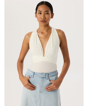 Aus den Brustbecherteilen und den langen Trägern, die von den Schultern ausgehen, können durch verschiedene Bindemethoden verschiedene Looks erzielt werden. Hergestellt aus flexiblem Stoff, ist dieser Bodysuit mit Druckknöpfen versehen.Material: Hergestellt aus Stoff, der 95% Polyester und 5% Elastan enthält.Maße des Models: Tr