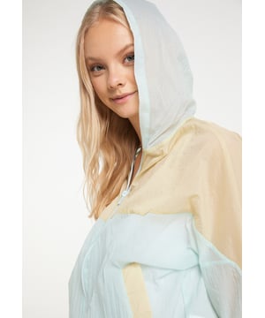 Que ce soit pour le sport ou les loisirs, cette veste légère de myMo ATHLSR te permet d'être visuellement au top de ta forme. Le matériau transparent a une coupe sportive, un peu oversize, et est entouré de poignets solides à l'ourlet et aux extrémités des manches. La capuche sportive, la fermeture éclair centrale et les poches pratiques forment une finition réussie. Combiné à un legging ou à un pantalon de yoga, le look cosy et décontracté est parfait.