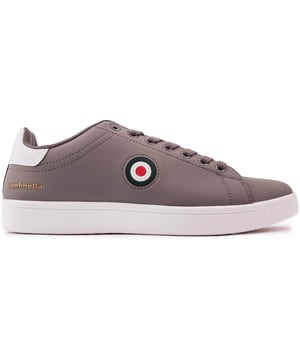 Moeiteloos stijlvol en comfortabel. de Pinball herensneaker van Lambretta is een tijdloze toevoeging aan je dagelijkse garderobe. Het eenvoudige grijze tennissilhouet straalt mode en functionaliteit uit met een comfortabel voetbed. een strak bovenwerk en de iconische target-branding aan de zijkant.