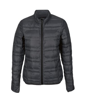 Material: 100% Polyamid mit wasserdichter und wasserabweisender Ausrüstung. Elegante, warme und wasserdichte Steppjacke mit Warmloft-Daunen-Touch-Performance-Technologie-Isolierung und Polyester-Taftfutter. Innere Reißverschlussabdeckung. 2 untere Reißverschlusstaschen.