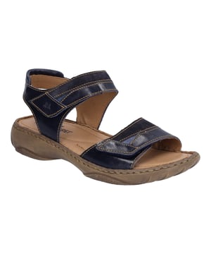 Mit der Debra 19 Sandale in denim/kombi präsentiert JOSEF SEIBEL ein Meisterwerk traditioneller Schuhkunst, perfekt für die warmen Tage. Dieser Damenschuh vereint gekonnt die Leichtigkeit des Sommers mit außergewöhnlichem Tragekomfort. Gefertigt aus hochwertigem Rindsleder, sowohl außen als auch für das Fußbett, verspricht die Debra 19 Sandale eine ideale Passform und Atmungsaktivität. Die PU-Sohle, bekannt für ihre exzellente Dämpfung bei überraschender Leichtigkeit, macht jeden Schritt zum Vergnügen. Besonders hervorzuheben ist die Handnaht, eine seltene Fertigungsart, die diesen Schuh zu einem echten Stück deutscher Industriekultur macht. Ob in der Freizeit oder als Teil der Sommermode, diese Sandale mit Klettverschluss unterstützt jedes Abenteuer im Freien. JOSEF SEIBEL setzt mit der Spirit of Nature Kollektion auf Nachhaltigkeit und zeigt, dass Mode zeitlos und fernab von Fast Fashion sein kann.