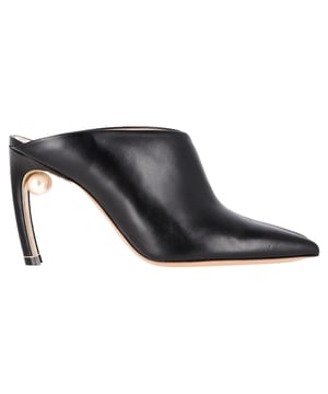 VINTAGE, UVP WIE NEU
Erhöhen Sie Ihre Eleganz mit diesen Designer-Pumps für Damen. Sorgfältig gefertigt, vereinen diese exquisiten Absätze Luxus und Komfort und schaffen ein Statement-Stück, das für jeden Anlass sowohl modisch als auch fabelhaft ist.

mit Staubbeutel

Nicholas Kirkwood Mira Spitz-Zehen-Mules aus schwarzem Leder
Zustand: sehr gut
Abnutzungserscheinungen: Keine sichtbaren Abnutzungserscheinungen. Keine Markierung auf der Innensohle, sehr leichte Markierung an den Sohlen.
Verpackung: Staubbeutel
Farbe: schwarz
Material: Leder | Leder
Größe: EU37/US7
Maße: Absatzhöhe: 90; Innensohlenlänge: 280
SKU: NAPPUGBSH400586W