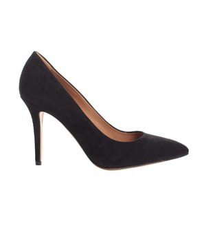 Zapatos de tacón alto estilo stiletto de Emporio Armani, con un elegante acabado exterior en ante que aporta un toque de distinción y suavidad. 

La parte interior y la plantilla están confeccionadas en piel, asegurando comodidad y durabilidad. 

Con un diseño de punta afilada que estiliza el pie y un tacón fino que alarga la silueta, estos stilettos son perfectos para añadir sofisticación a cualquier conjunto, tanto en ocasiones formales como en looks más casuales. 

Además, vienen con una funda de tela para guardarlos y protegerlos, manteniéndolos en perfecto estado cuando no están en uso.

Un clásico refinado que representa el lujo característico de Emporio Armani.
 Composición: Exterior: Ante; Interior: Piel, Suela: Piel
 Cuidados:
- Usar un cepillo de cerdas suaves para limpiar la superficie.
- No mojar los zapatos.