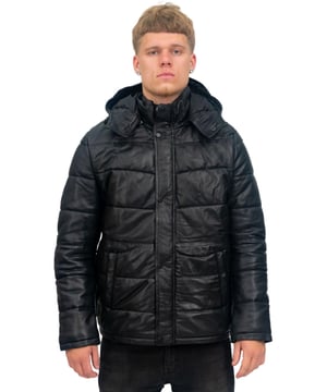 Experimente la calidez y el estilo con nuestra chaqueta acolchada con capucha de cuero negro. Confeccionada con el mejor cuero napa de cordero, esta chaqueta ofrece una sensación lujosa y flexible a la vez que proporciona un excelente aislamiento. Las cremalleras YKK garantizan una funcionalidad suave y durabilidad. Con dos bolsillos exteriores en la cintura y dos bolsillos interiores, tendrá un amplio espacio para mantener sus elementos esenciales seguros. La capucha desmontable agrega versatilidad, lo que le permite adaptarse a las condiciones climáticas cambiantes. Ya sea que esté paseando por la ciudad o explorando el aire libre, esta chaqueta combina comodidad y estilo a la perfección. • Confeccionada con el mejor cuero napa de cordero para una sensación lujosa • Cremalleras YKK para una funcionalidad suave y una durabilidad duradera • Dos bolsillos exteriores en la cintura y dos bolsillos interiores para un almacenamiento conveniente • Capucha desmontable para mayor versatilidad • Diseño acolchado para un excelente aislamiento y calidez.