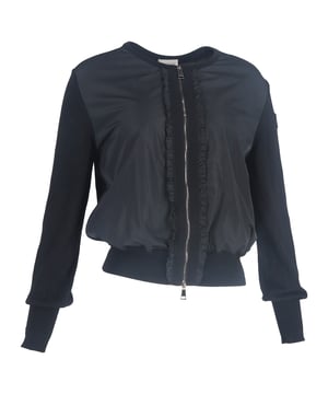 VINTAGE, RRP AS NEW
Elevate your casual wardrobe with the Moncler Ruffle Zipped Detail Cardigan in black wool and polyester. This chic cardigan blends luxurious comfort with modern design, featuring a high-quality wool and polyester blend that provides warmth and softness while maintaining a lightweight feel. The rich black color offers versatility, making it an easy layering piece for any outfit.

 Moncler Ruffle Zipped Detail Cardigan in Black Wool and Polyester

Condition: Excellent
Signs of wear: No retail tag but Brand tag on., No visible sign of wear., 
Packaging: None
Color: Black
Material: Wool
Size: INT | XL/UK16/FR44/US12/IT48
Measurements: Length: 580
SKU: NAPPUGBCL444355W