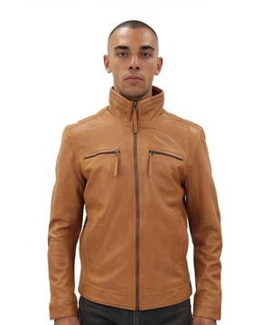 Esta chaqueta está diseñada con nuestra clásica silueta de motociclista y cuenta con un cuello alto completo que se puede cerrar con cremallera para mayor calidez o dejar abierto para replicar un estilo de camisa para looks más informales. Fabricada con nuestro cuero napa de grano completo de primera calidad, esta chaqueta tiene un tacto ultra suave y de calidad, ayudado por el forro de chaqueta de primera calidad que presenta detalles de punto acanalado en el cuello para mayor comodidad. Dos bolsillos ocultos en la cintura ayudan a proporcionar una estética limpia, con otros dos bolsillos con cremallera en el pecho en el estilo tradicional de motociclista. Esta chaqueta se presenta en tres de nuestros colores más icónicos, lo que la convierte en tres excelentes alternativas para combinar con una variedad de atuendos. • 100% cuero napa ultra suave de primera calidad. • Bolsillos ocultos en la cintura • Bolsillos con cremallera en el pecho • Cremallera YKK de longitud completa en la parte delantera • Disponible en tostado, marrón y negro
