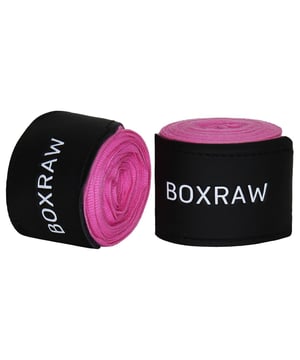 Die 4,5 m langen BOXRAW-Handbandagen aus geschmeidigem Baumwoll-Stretch-Mix verfügen über einen zum Patent angemeldeten Klettverschluss an der Daumenschlaufe, der Ihnen beim Umwickeln und Abwickeln Ihrer Hände Zeit spart. Das verstärkte, gummierte Handgelenkband bietet zusätzlichen Halt, während das speziell entwickelte Gewebe weich, aber fest auf der Haut liegt und so die perfekte Variation der Hand- und Knöchelpositionierung ermöglicht. Die Wahl der Weltmeister wird komplett mit einem Wasch- und Tragebeutel geliefert. 4,5 Meter Länge Hochwertiger Baumwoll-Stretch-Mix BOXRAW-Logo mit Aufdruck und Gummieinspritzung Klettverschluss zum Patent angemeldet Daumenschlaufen, Klettverschluss