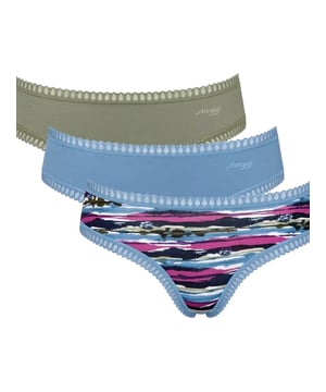 Diese Damen-Hipster bieten die perfekte Kombination aus Komfort und Stil. Der hüfthohe Schnitt mit breiten Seiten sorgt für eine schmeichelnde Passform und volle Abdeckung am Po. Gefertigt aus weicher Mikrofaser, fühlen sie sich angenehm leicht und geschmeidig auf der Haut an. Dehnbare Spitzenbesätze und die Bogenkante an den Bündchen verleihen den Hipstern eine feminine und elegante Note. Ein eingewebtes Logo und der dezente Label-Schriftzug setzen stilvolle Akzente. Im praktischen 3er-Pack erhältlich, bieten sie eine harmonische Mischung aus einzigartigen Sloggi-Drucken und tonalen Farben. Diese Hipster sind ideal für Frauen, die Wert auf hochwertigen Tragekomfort und ein modernes Design legen. Perfekt für den Alltag oder als stilvolles Basic für besondere Momente.