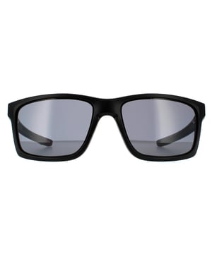 Oakley zonnebril Mainlink OO9264-41 Mat Black Gray Prizm Feature UNOBTANIUM Volledig geïntegreerd in de styling van deze sportieve strakke rechthoekige wikkel rond tinten. De UNOBTANIUM -oren en de neusbombs verhogen grip en comfort verder, vooral met zweet van elke activiteit waar deze zonnebril perfect voor is.