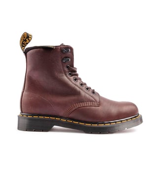 Botas marrones con cordones Dr. Martens 1460 Pascal para hombre con parte superior de cuero con sistema de cordones de 6 ojales y dos ojales superiores con gancho de esquí de metal. y la firma AirWair en el talón. Estas botas altas tienen las icónicas costuras amarillas y la suela Goodyear con cámara de aire y ribete resistente.