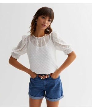 Unser weißes Oberteil sorgt für einen schlichten, aber schicken Look. Dieses Oberteil mit Dobby-Details ist aus einem Chiffon-Material gefertigt, das sich perfekt für Ihre Tage unterwegs eignet. Kombinieren Sie es mit einer schwarzen Jeans und einem Paar Absätze, um diesen Freizeitlook aufzuwerten.