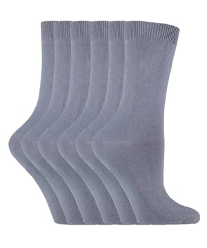 Diese superweichen Socken aus reicher Baumwolle sind perfekt für den Alltag, da sie einfach und praktisch sind. Da sie aus Baumwolle bestehen, sind diese Socken ideal für den ganztägigen Tragekomfort, da sie sehr weich sind. Ideal für Freizeitkleidung oder für eine formelle Situation. Sie können auch als bequeme Schuluniform-Socken verwendet werden. Diese superweichen Socken bieten Ihnen höchsten Komfort und Funktionalität in allen Alltagssituationen. Erhältlich in vielen verschiedenen Farben in den Damengrößen 4-7 UK.