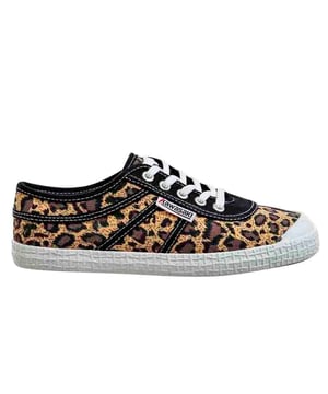 Nuestra zapatilla de lona Star tiene un aspecto lúdico e icónico, que puedes llevar sin esfuerzo a cualquier parte. Con los patrones frescos y divertidos, el zapato crea un momento llamativo y habla por sí mismo. ¿Necesitamos decir más? Detalles del producto. Cordones regulables para un ajuste adecuado. Disponible en dos estampados diferentes. La zapatilla con estampado cuadrado es unisex, pero la zapatilla con estampado de leopardo es sólo para mujeres. Zapato ligero. El zapato de cordones de corte bajo permite la rotación y la flexibilidad.. Parte superior: lona y ante de vaca. Suela: RB Guía de tallas/ajuste. Si estás entre dos tallas, te recomendamos que elijas la más grande. Guía de lavado. Se recomienda no lavar el zapato.