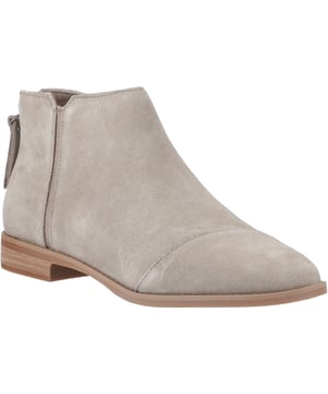 Der Rylie ist ein bequemer und sicherer Stiefel für den ganzen Tag und jede Jahreszeit. Er hat einen flachen Absatz und einen versteckten Reißverschluss für einfaches Tragen. Passt gut zu Hosen, Kleidern, Shorts und vielem mehr!