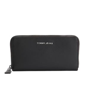Portemonnaie Tommy Jeans PU groß Damen Schwarz Synthetik. Authentisches Taschen-Design der Marke Tommy Jeans - Streetwear-/Sportswear-Design von Tommy Jeans - Tommy Jeans für Frauen, modisch und perfekt für den Alltag - Das schwarze Portemonnaie von Tommy Jeans lässt sich ideal mit Ihrer Garderobe kombinieren - Bequeme synthetische Materialien - klassisch - PU groß -