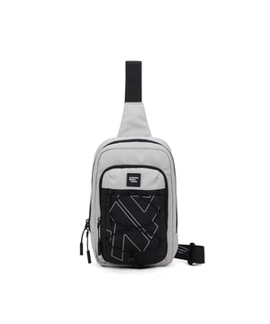 Unisex Crossbody tas met ritssluiting. één open binnenzak. drie met externe zakken met ritssluiting. verstelbaar in stoffen schouderband. gemaakt van nylon handvat. twee binnenvakken. CrossbodytasUnisex extern materiaal gevoerd met polyester binnenkant. Afmetingen: 18,5x7,5x30 cm. Modeproduct