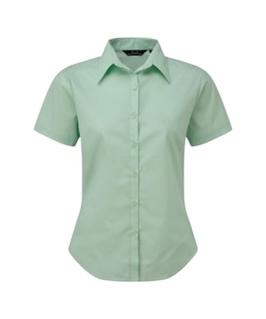 Zachte kraag styling. Afgeronde onderzijde. Uitgeruste styling met bustdarts en rugpijltjes. Easycare stof, korte mouwen. Geparelmoerde knoppen op lichtblauw en wit. Zelfkleurige knoppen op overige. Stof 65% Polyester, 35% Katoen. Gewicht 105 gsm.