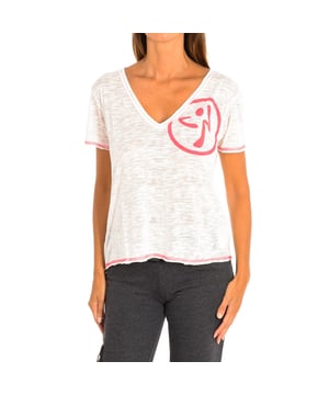 Camiseta Con Mangas Zumba. 
Color Blanco
Clásica y versátil con un calce fácil. 
Cuello en pico. 
Gráfico en el frontal y la espalda con motivos de la marca.
El tejido suave y elástico proporciona un ajuste cómodo y favorecedor.
Costuras vistas a tono.

Composición:  60% Poliéster, 40% Algodón.

-Utilizar lavadora a temperatura máxima 30º .
-Utilizar secadora.
-No se puede utilizar Lejía.
-Planchar a temperatura máxima 110º.