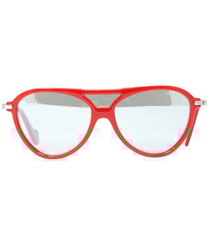 Moncler ML0054 67C OO Rote Sonnenbrille. Die rote Sonnenbrille Moncler ML0054 67C OO ist der perfekte Ausdruck von Selbstvertrauen und Stil. Der elegante rote Rahmen wird alle Blicke auf Sie lenken, denn Sie werden von Ihrem Stil geblendet sein. Seien Sie mutig und zeigen Sie Ihren klassischen Sinn für Mode mit dieser Statement-Sonnenbrille. Nasenrückenbreite = 0 mm, Linsenbreite = 99 mm, Bügellänge = 135 mm. Graue Gläser, hergestellt in Italien. Sonnenbrille, Sonnenbrillenetui, Reinigungstuch und Pflegehinweise im Lieferumfang enthalten, 100 % Schutz vor UVA- und UVB-Sonnenlicht und konform mit der britischen Norm EN 1836:2005. Moncler ML0054 67C OO Rote Sonnenbrille