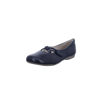 Der Fiona 39 Ballerina von JOSEF SEIBEL, in der Farbe Ocean, verkörpert moderne Eleganz und Bequemlichkeit. Gefertigt aus hochwertigem Nappa-Schafsleder, bietet dieser Damenschuh nicht nur eine perfekte Passform, sondern auch eine außergewöhnliche Haltbarkeit. Die TR-Sohle garantiert gute Rutschfestigkeit und ist dabei leichter als herkömmliche Gummisohlen. Dank der innovativen AGO-Fertigungsart, bei der das Lederoberteil mit der Innensohle verklebt und anschließend die Laufsohle aufgeklebt wird, ist der Schuh besonders formbeständig und leicht. Dieses Verfahren macht den Fiona 39 zu einem langlebigen Begleiter für jede Freizeitaktivität im Sommer. Der praktische Klettverschluss ermöglicht ein schnelles An- und Ausziehen. JOSEF SEIBEL setzt auf nachhaltige Produktion und Slow Fashion, was diesen Schuh zu einer bewussten Wahl für die Sommergarderobe macht.