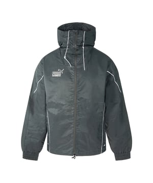 Puma King Casual Schwarze Jacke. Puma King Casual Schwarze Jacke. Stil: 598845-01. Puma Logo auf der linken Brust und King Logo auf dem Rücken. Belüftungsklappe auf der Rückseite, elastische Bündchen, Saum mit elastischem Kordelzug. Entspannte, bequeme Passform