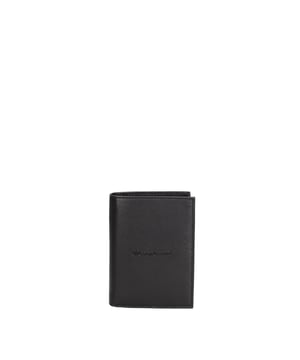 Cartera de hombre. El cierre está ausente. Los bolsillos internos son tarjeteros. Los bolsillos externos están ausentes. Falta la correa para el hombro. Falta el mango. Hay un compartimento interno. El material exterior es 100% Piel Auténtica. Internamente no está forrado. Medidas: 9x12,5x2 cm. Producto de moda