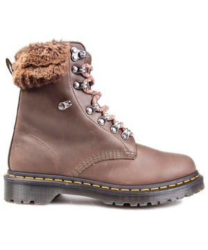 Damen Braun Dr. Martens 1460 Serena Kragen Lace-up Stiefel mit einer strukturierten gewachstem Leder Obermaterial mit einem flauschigen Kunstpelz Manschette und Futter, Silber D-Ring-Ösen, kontrastierenden Schnürsenkeln, und die klassische gelbe Nähte und Branded Textil Ferse ziehen Registerkarte entworfen. Diese Damen High-Tops sind auf der ikonischen Goodyear Welt, luftgepolsterte Gummisohle konstruiert, und kommen mit zusätzlichen Schnürsenkeln.